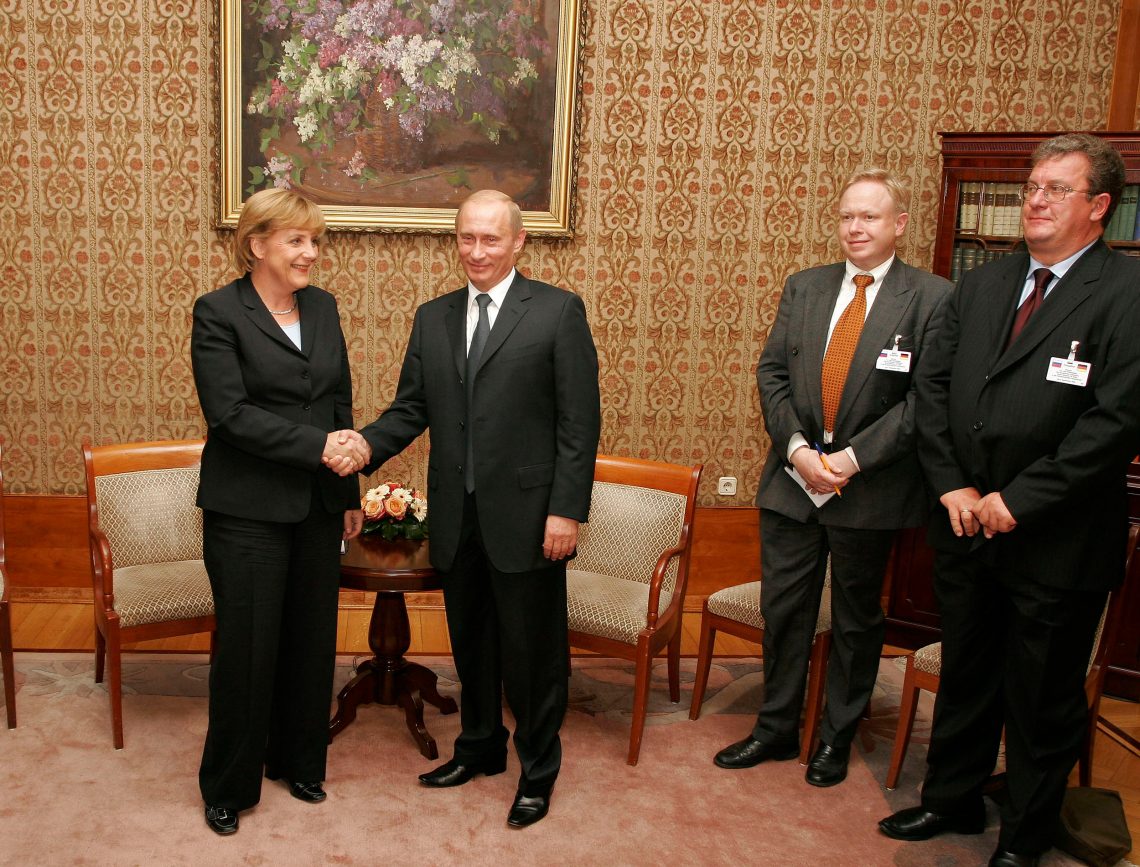 Angela Merkel und Wladimir Putin schütteln sich die Hände bei einem Treffen 2005 in Berlin.