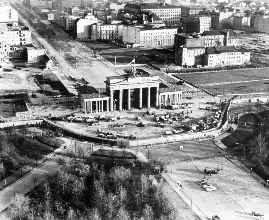 Eine Luftaufnahme in schwarz-weiß vom Bau der Berliner Mauer am Brandenburger Tor 1961.