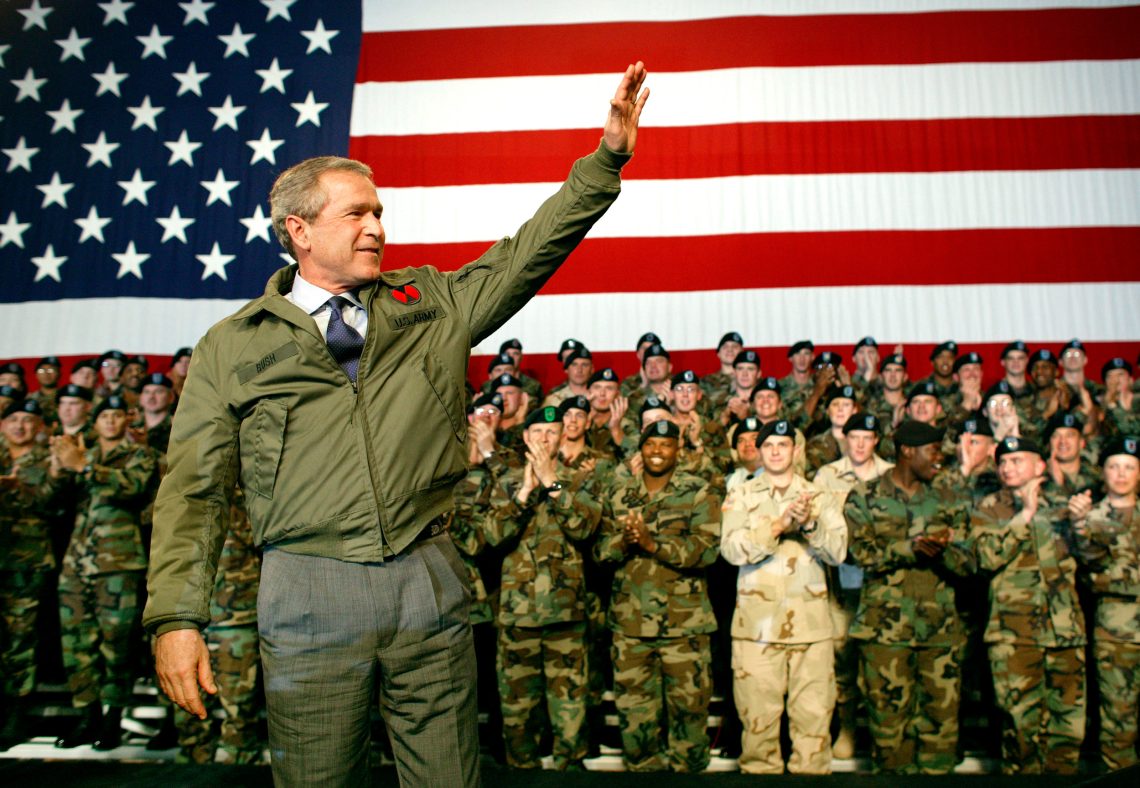 Der damalige US-Präsident George W. Bush steht vor Truppen in Fort Carson, Colorado, kurz vor der Invasion im Irak 2003.