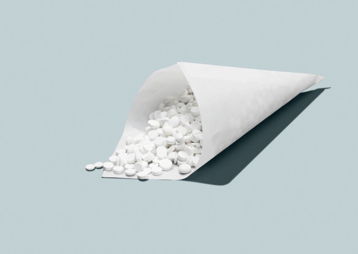 Illustration einer Papiertüte voller Pillen