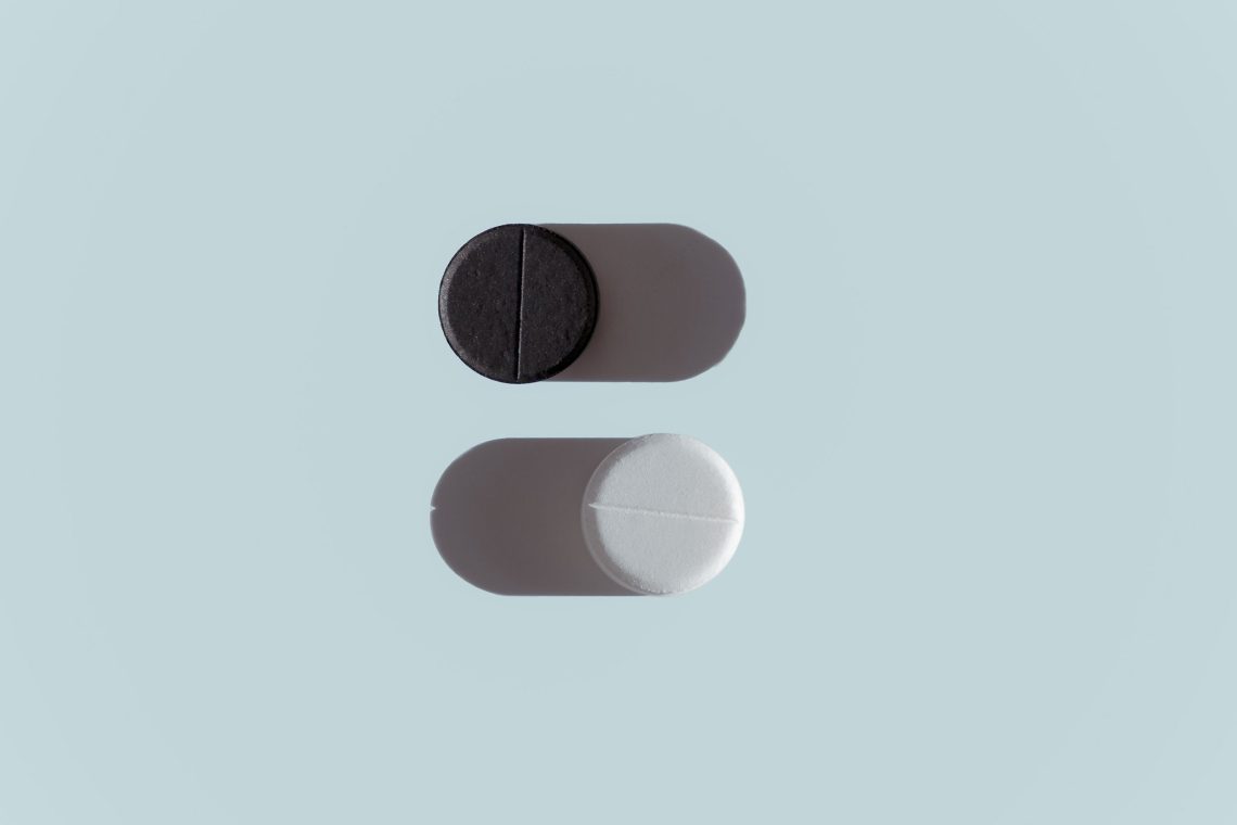 Illustration zweier Tabletten als On- und Off-Schalter