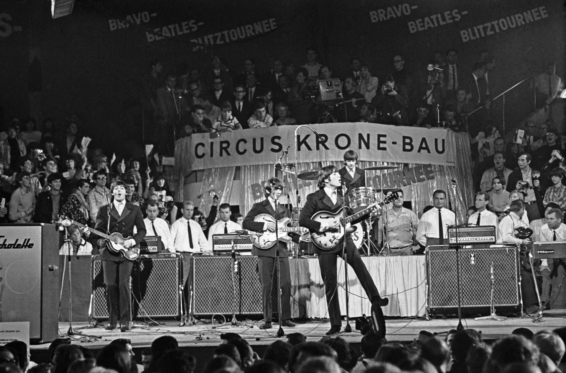 Die Beatles bei einem Auftritt im Zirkus Krone-Bau in München am 24. Juni 1966