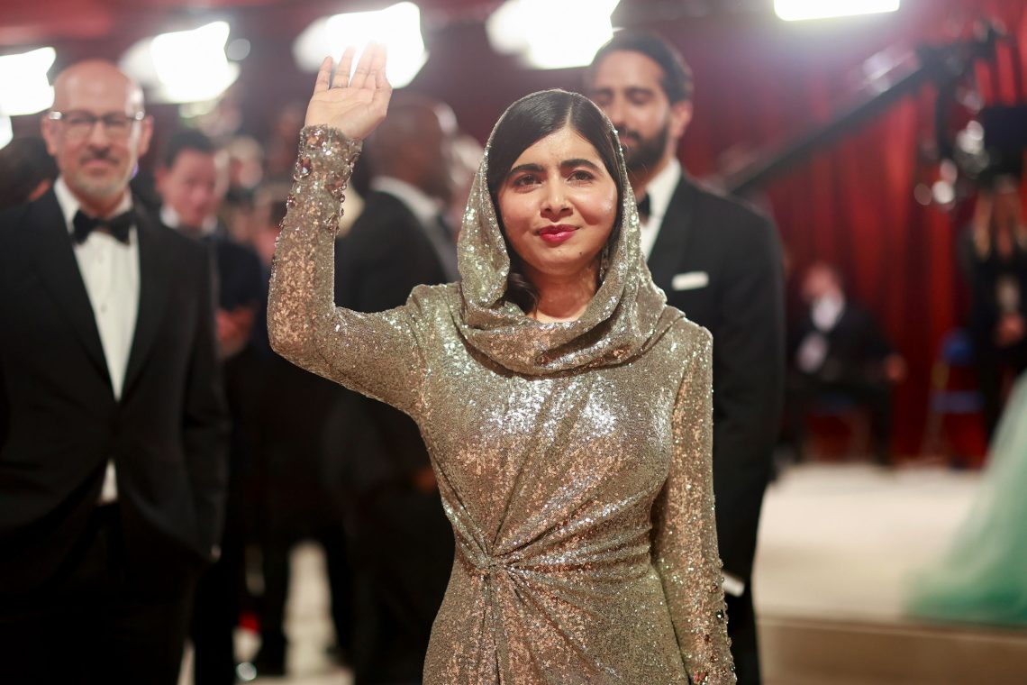 Malala Yousafzai in einem glitzernden Kleid mit Hijab bei den Oscars 2023