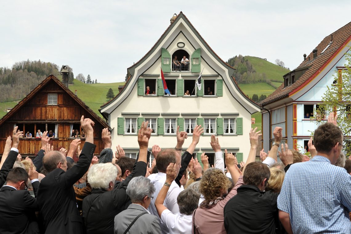 Bürger von Appenzell Innerrhoden geben 2012 am Hauptplatz ihre Stimme per Handzeichen ab.