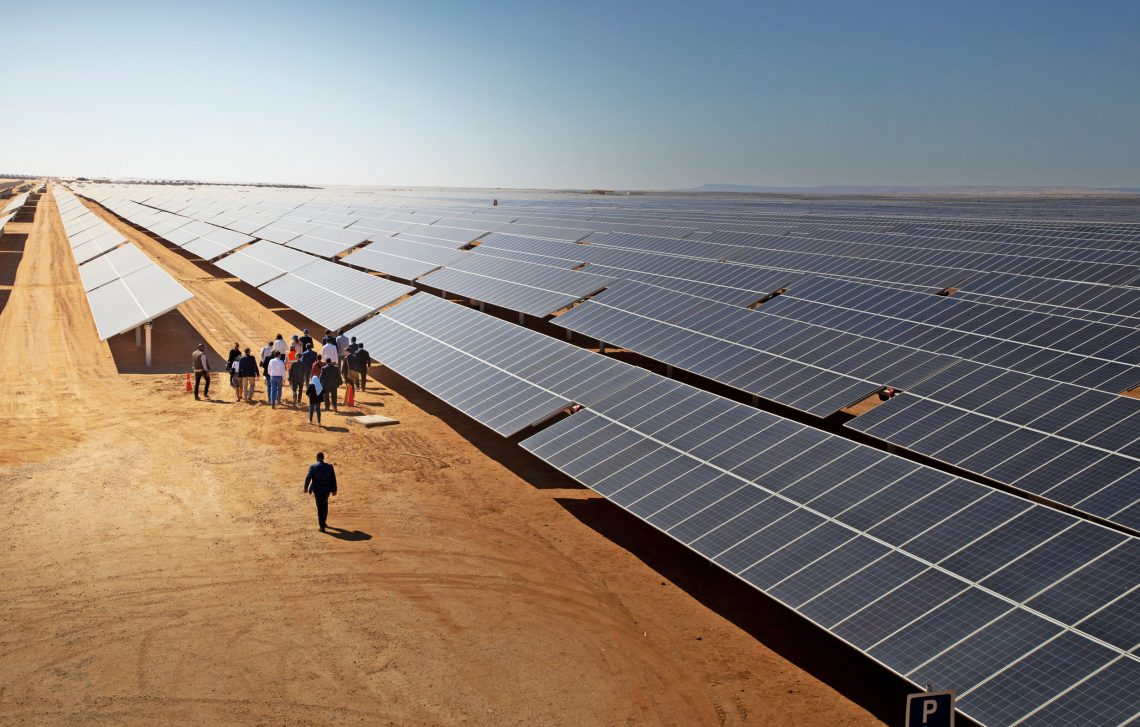 Besucher im Benban-Solarpark in Ägypten, 2020