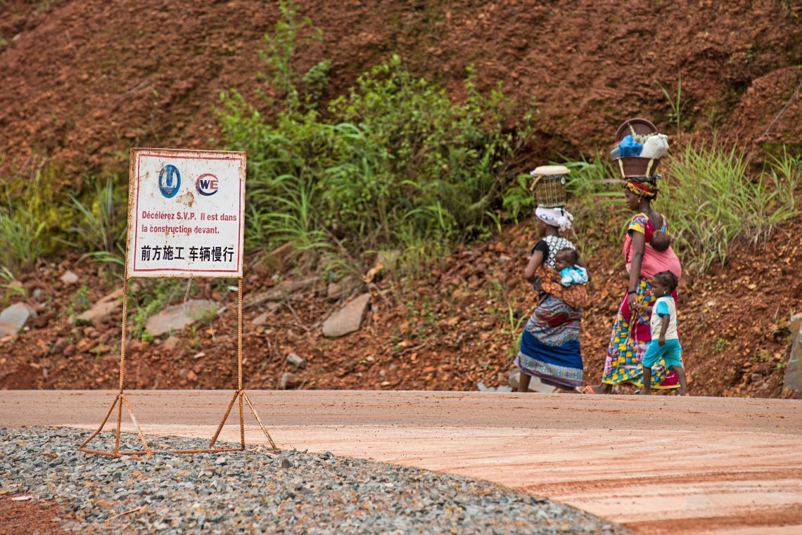 Guinea, 2015: Einheimische Frauen in der Nähe des von der China International Water & Electric Corp. betriebenen Kaleta-Wasserkraftwerksdammes