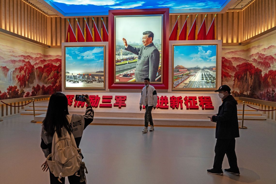 Besucher im Militärmuseum Peking, 2023