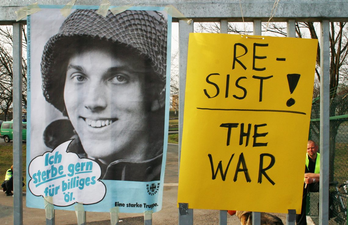 Satirisches Protestplakat gegen den Irak-Krieg in Frankfurt, 2003