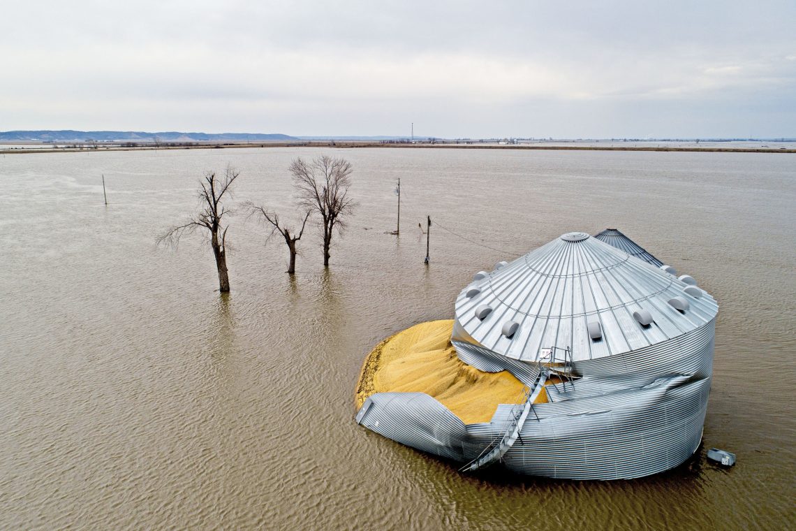 Iowa, 2019: Ein eingestürzter Getreidespeicher umgeben von Hochwasser.