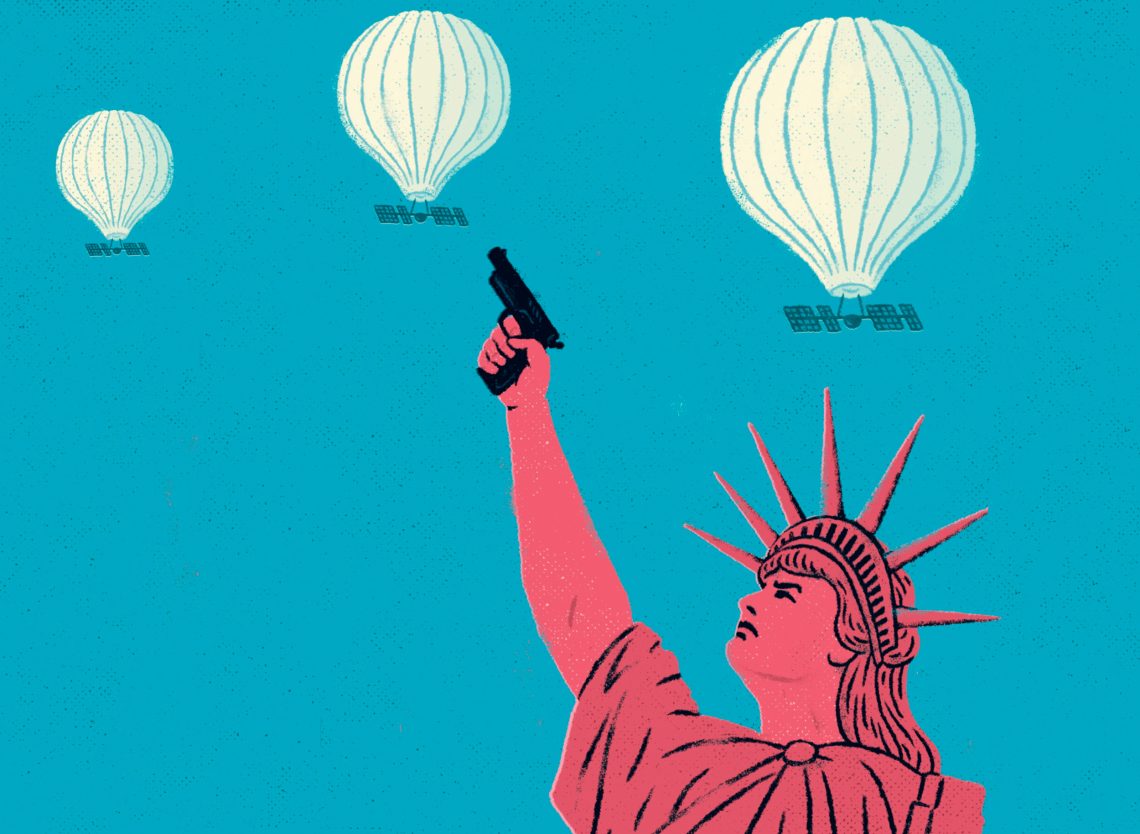 Illustration der Freiheitsstatue, die mit einer Pistole auf Spionageballons zielt.