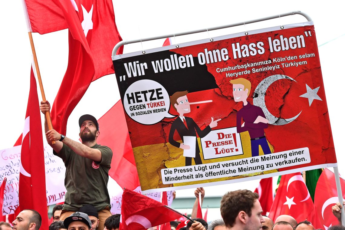 Erdogan-Anhänger versammeln sich 2016 in Köln. Sie stellen die vermeintlich regierungskritische deutsche Medienberichterstattung rund um den Putschversuch in der Türkei infrage.