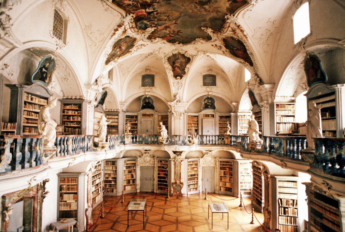 Blick in die barocke Bibliothek des Benediktiner-Klosters Sankt Peter im Hochschwarzwald