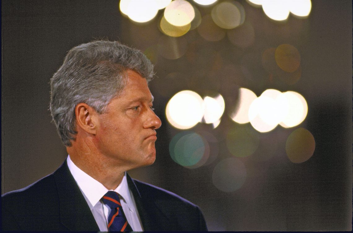 Bill Clinton schürzt bei einer Presseveranstaltung 1994 die Lippen.