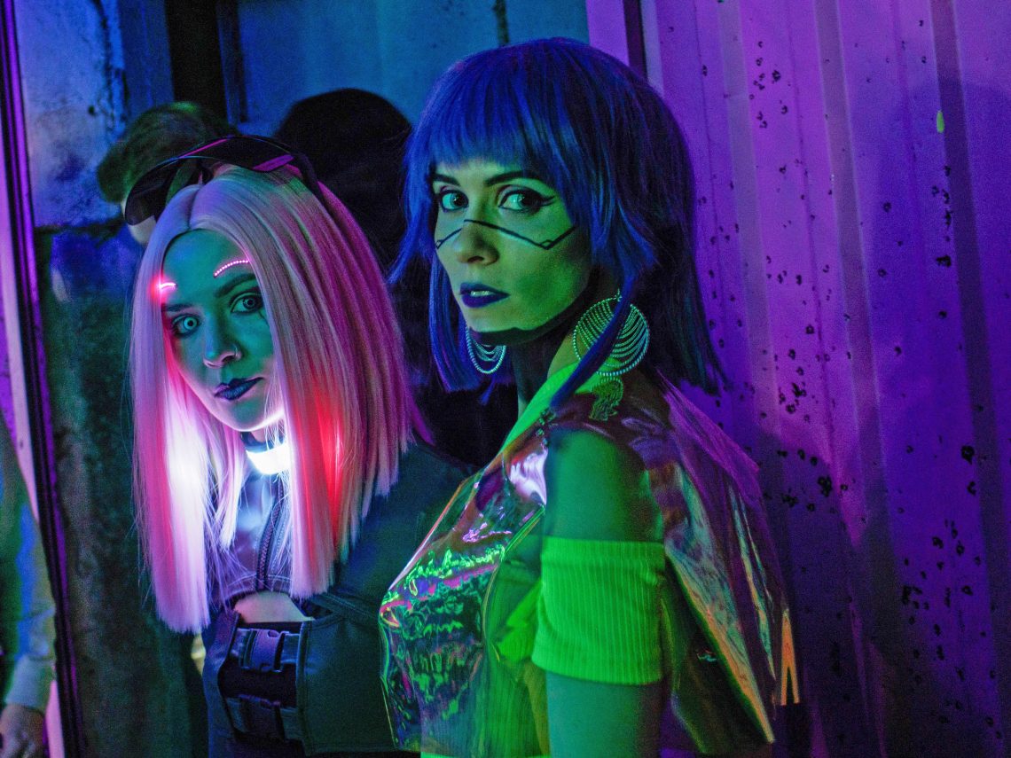 Moskau, 2020: Zwei Cosplayerinnen in typischen Cyberpunk-Kostümen feiern die Veröffentlichung des Videospiels „Cyberpunk 2077“.