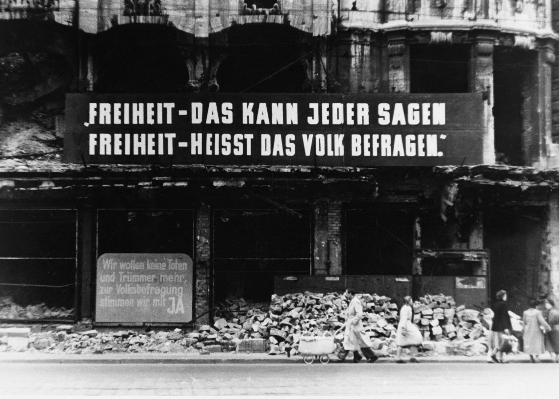 Ostberlin, 1954: Plakate werben für eine Volksabstimmung in Reaktion auf die potenzielle Westintegration der Bundesrepublik durch den „Vertrag über die Gründung der Europäischen Verteidigungsgemeinschaft“