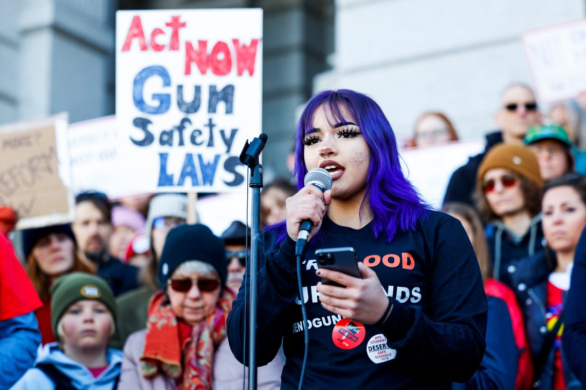 Colorado, 2023: Eine High School Schülerin hält eine Rede bei einer Demonstration gegen Waffengewalt an Schulen im Colorado State Capitol in Denver