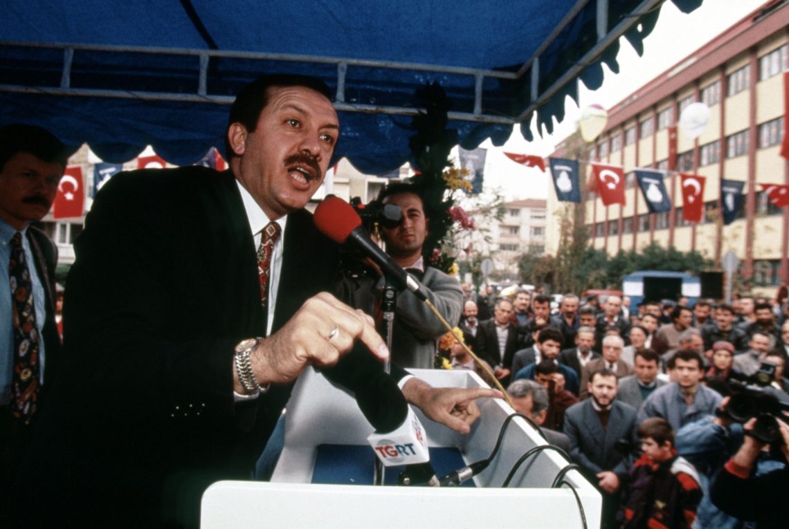 Oktober 1995: Erdogan spricht als Bürgermeister von Istanbul während einer Kundgebung zu einer Menschenmenge.