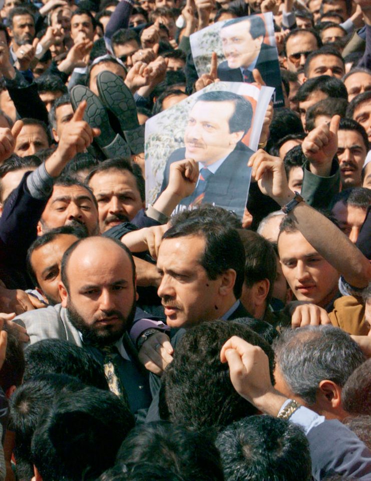 Von Anhängern umringt, besucht Erdoğan 1999 die ­Fatih-Moschee, bevor er seine Haftstrafe antritt