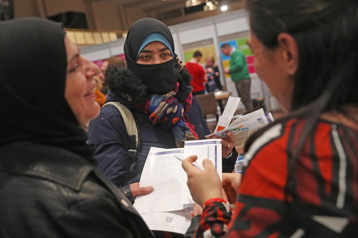 Zwei Frauen aus Jordanien und Syrien bei einer Jobmesse für Migranten und Geflüchtete, Berlin 2017