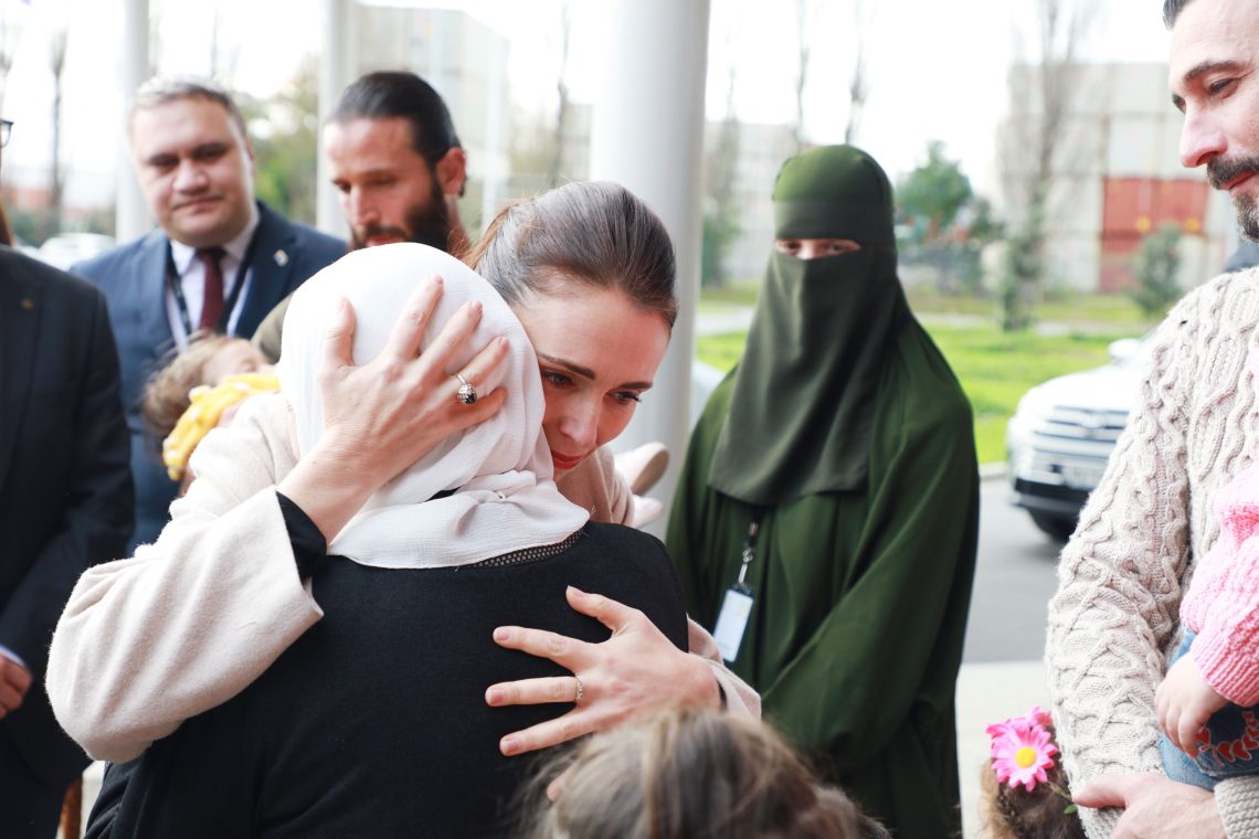 Jacinda Ardern umarmt eine Frau im Mangere Refugee Resettlement Centre, die Angehörige bei dem Terroranschlag in Christchurch 2019 verloren hat
