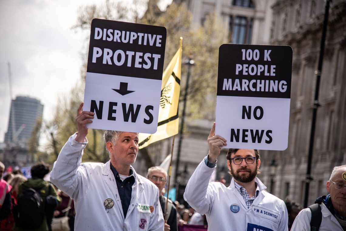 Zwei Wissenschaftler bei einem Demonstrationsmarsch gegen fossile Brennstoffe in London, 2023