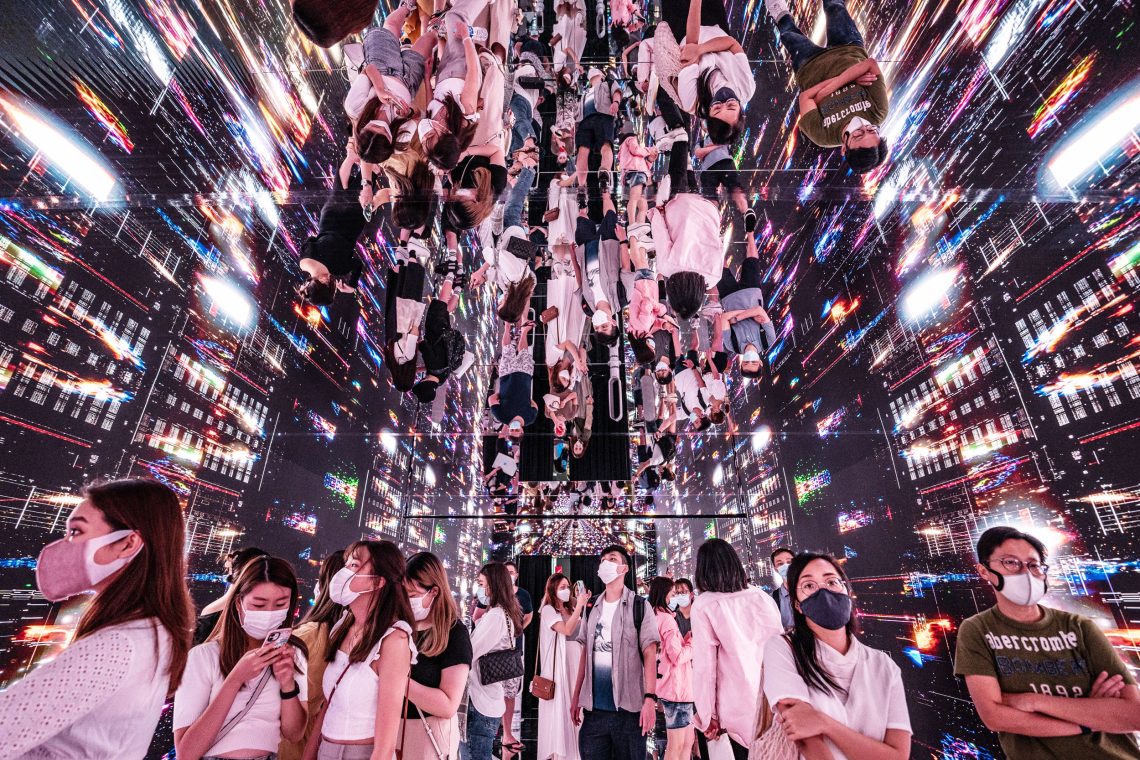 Hongkong, 2021: Besucher erleben eine immersive Kunstinstallation mit dem Titel „Machine Hallucinations Space: Metaverse“ von Refik Anadol auf der Digital Art Fair Asia, einer Messe für digitale und NFT-Kunst.