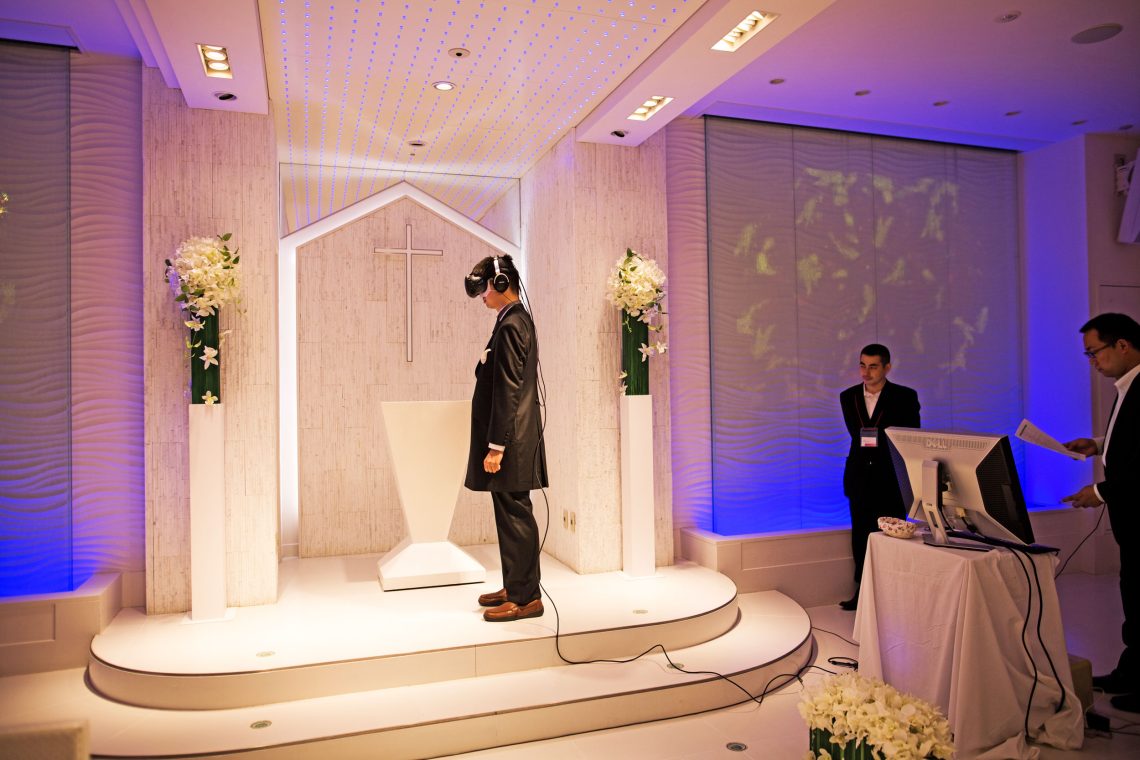 Japan, 2017: Ein Mann heiratet seinen Lieblings-Anime-Charakter in einer Kapelle in Tokio.