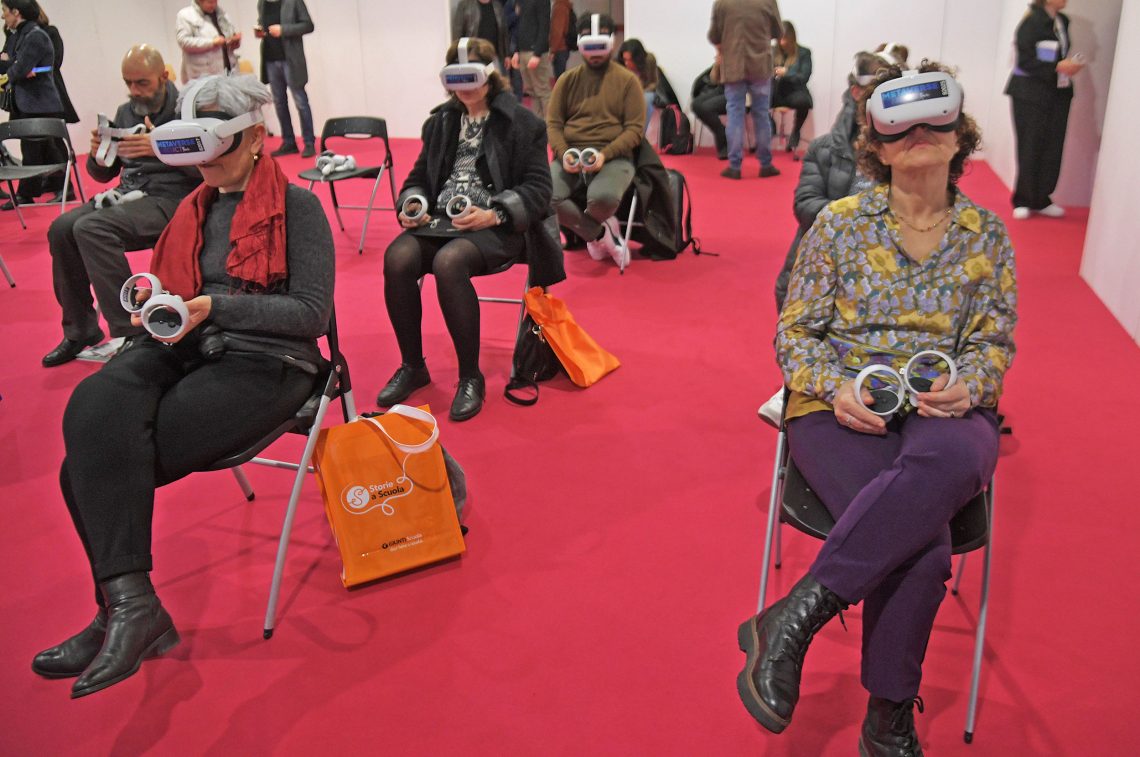 Florenz, 2023: Besucherinnen testen VR-Brillen auf der Didacta Italia, einer Bildungsmesse für Innovation und Bildungsforschung.