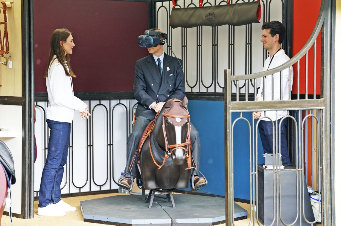 Schloss Windsor, Mai 2023: Der Herzog von Edinburgh testet bei der Royal Windsor Horse Show einen VR-Reitsimulator.