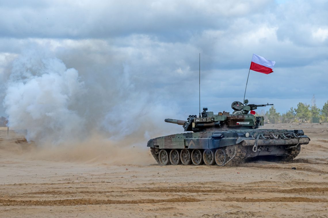Lettland, 2023: Ein polnischer T-72-Panzer feuert auf dem Truppenübungsplatz Adazi