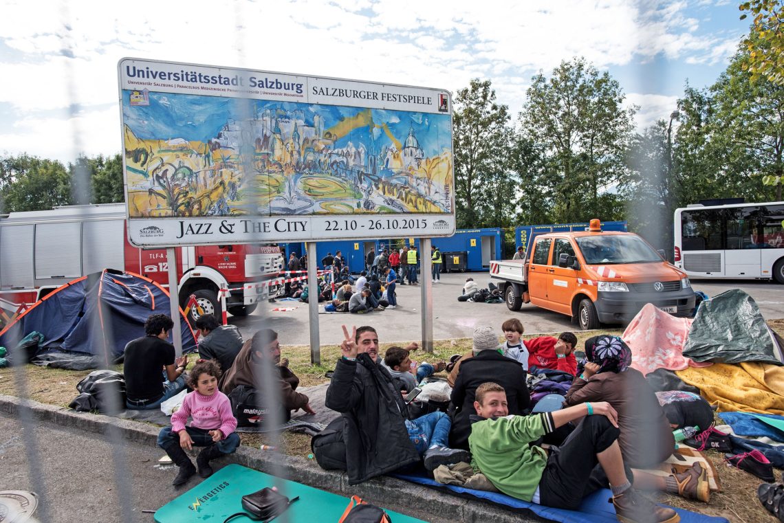 Flüchtlinge vor dem Salzburger Ortsschild 2015