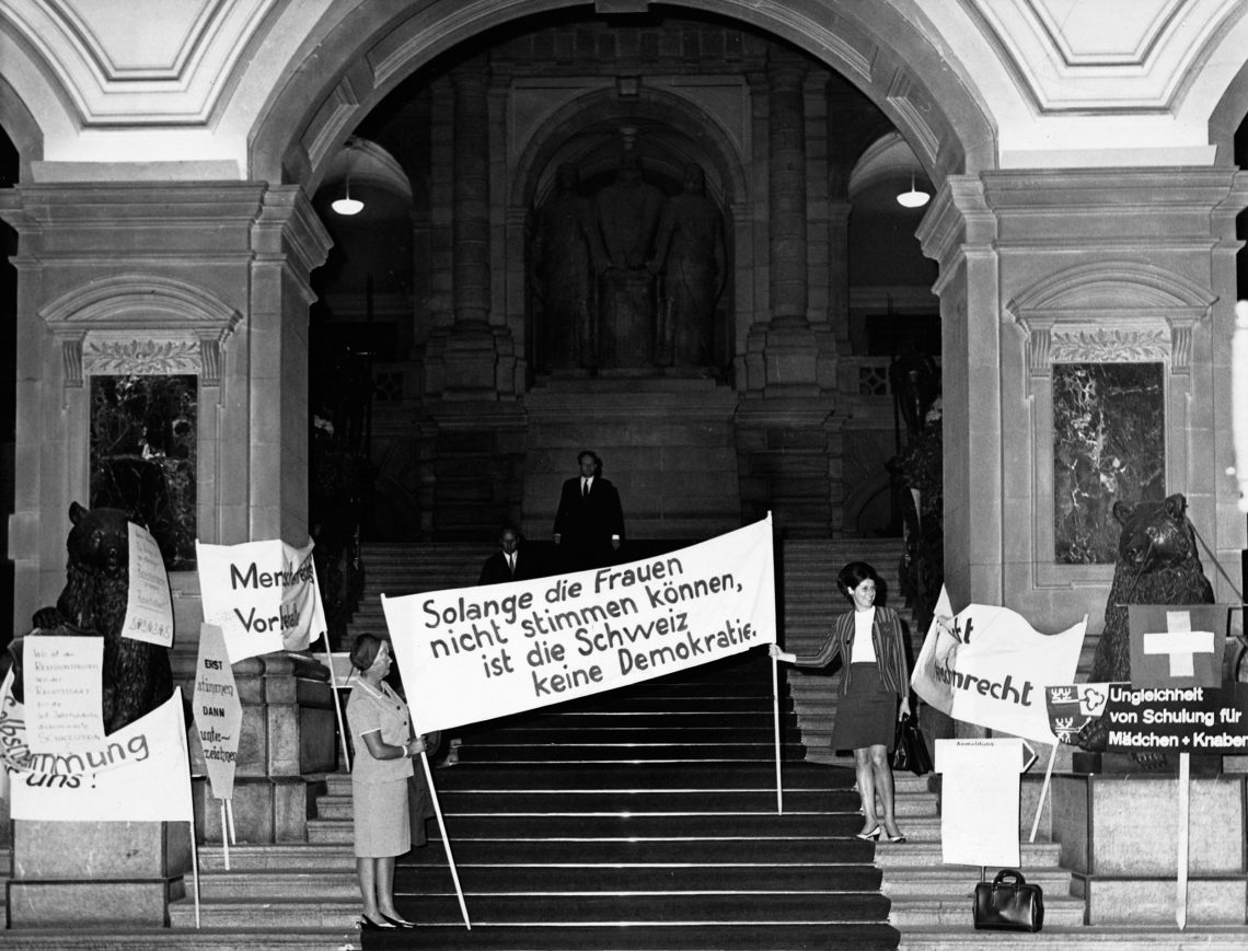 Schweiz, 1970: Suffragetten, die in das Bundeshaus in Bern eingedrungen sind, demonstrieren vor dem Eingang zum Parlamentssaal.