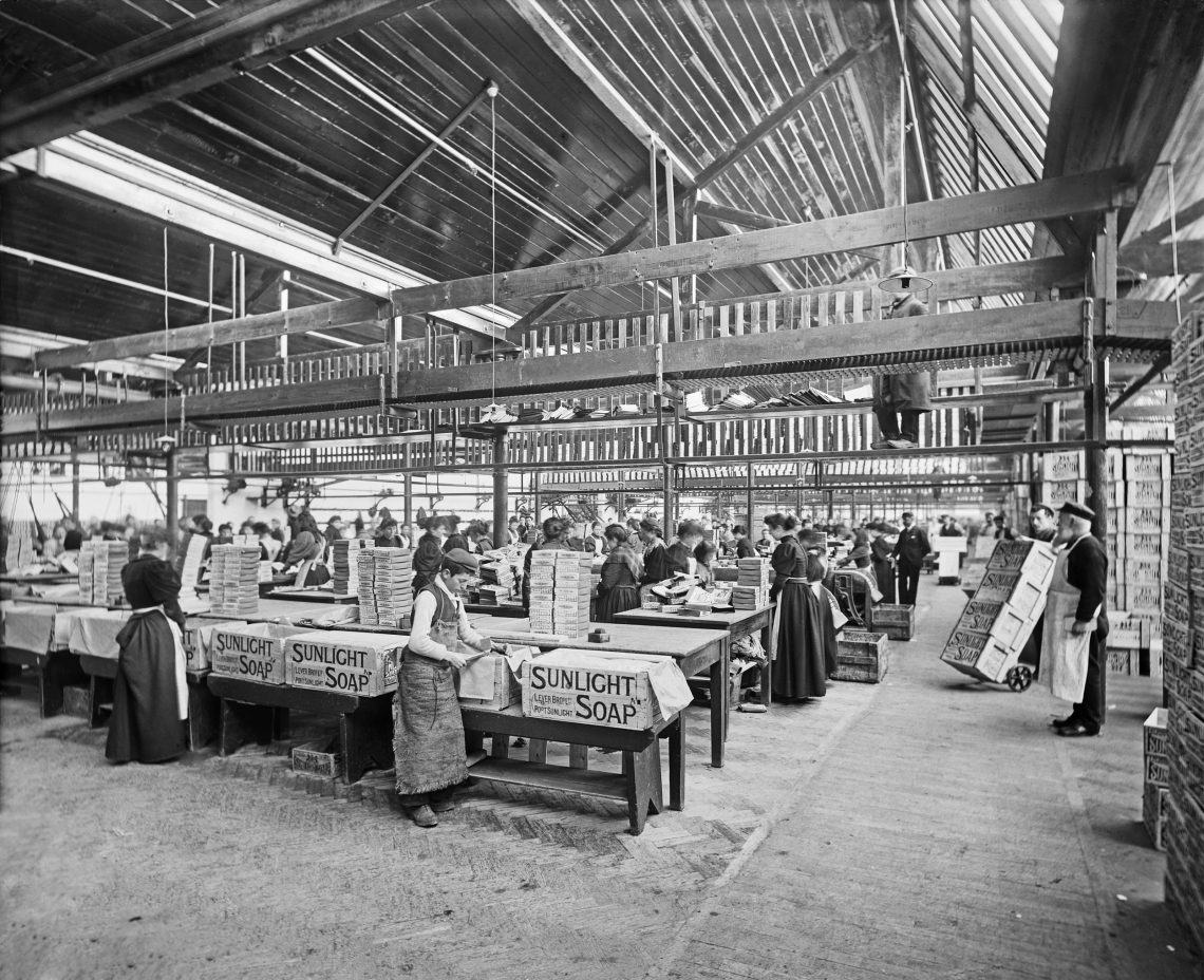 Merseyside, 1897: Arbeiterinnen einer Seifenfabrik und ihr Vorsteher.