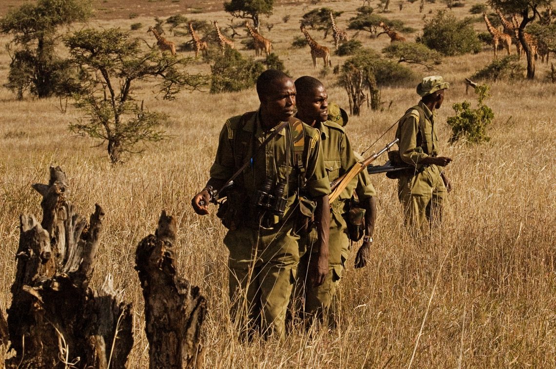 Kenia, 2005: Mitglieder einer privat finanzierten Anti-Wilderei-Einheit patrouillieren ein Wildtier-Schutzgebiet