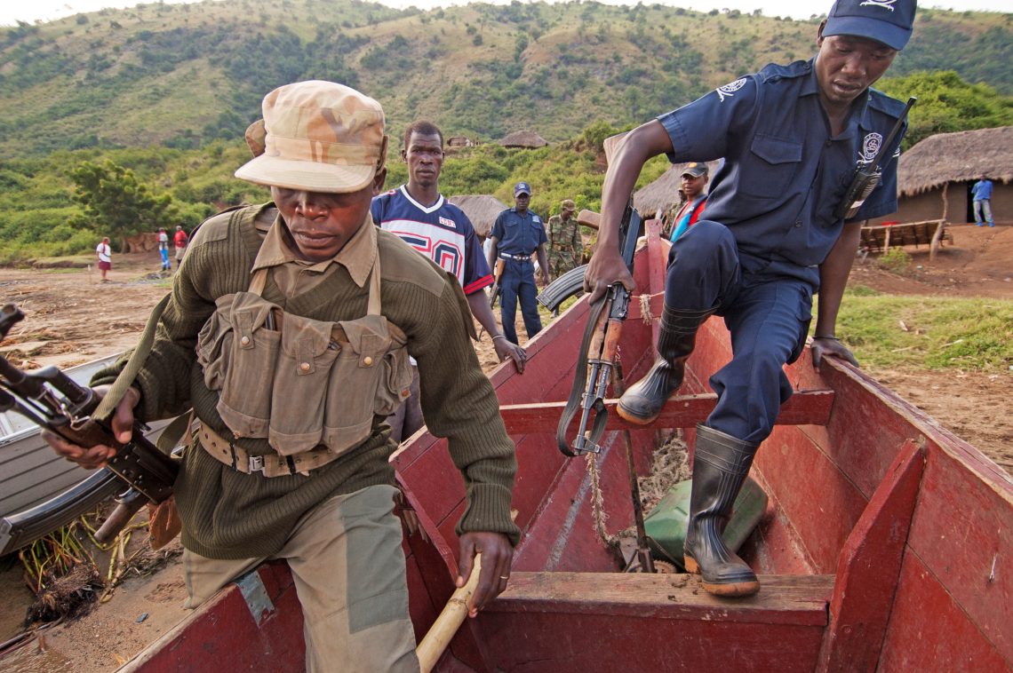 Uganda, 2005: Sicherheitskräfte eines privaten Sicherheitsunternehmens mit Verbindungen zu Executive Outcomes patrouillieren gemeinsam mit Mitgliedern des ugandischen Militärs einen Bohrplatz von Heritage Oil am Albertsee