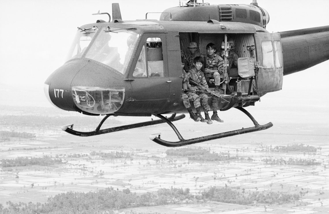 Südvietnam, 1969: Kambodschanische Söldner in einem Hubschrauber auf dem Weg zu einer Operation