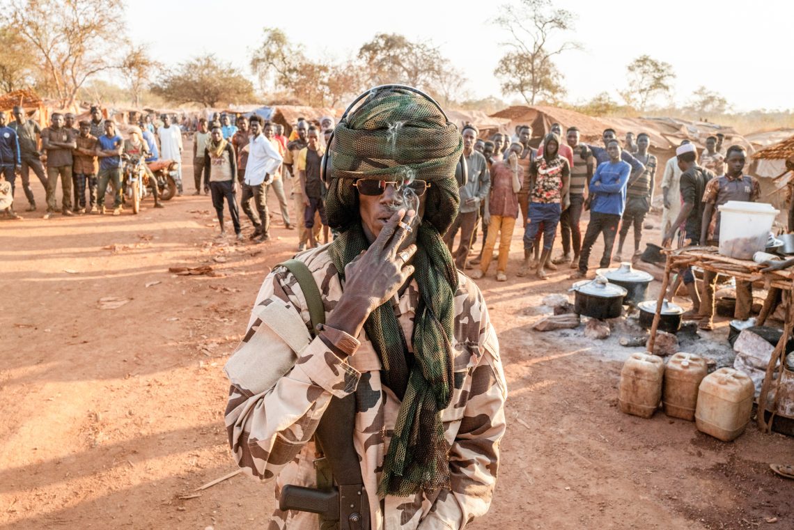 Zentralafrikanische Republik, 2023: Kommandant Tijani posiert mit einer von Wagner-Söldnern erbeuteten Kalaschnikow in der Goldminenstadt Ndah