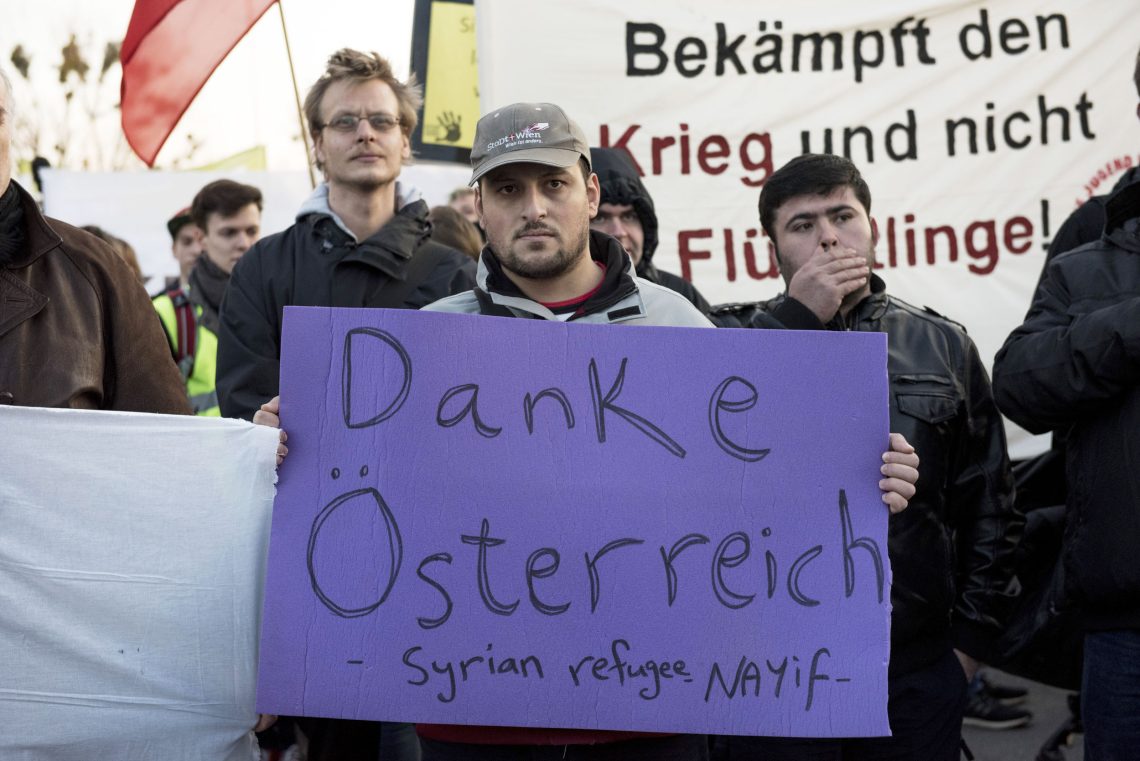 Wien, 2016: Ein syrischer Flüchtling hält ein Plakat mit der Aufschrift "Danke Österreich" während einer Gegendemonstration gegen die FPÖ