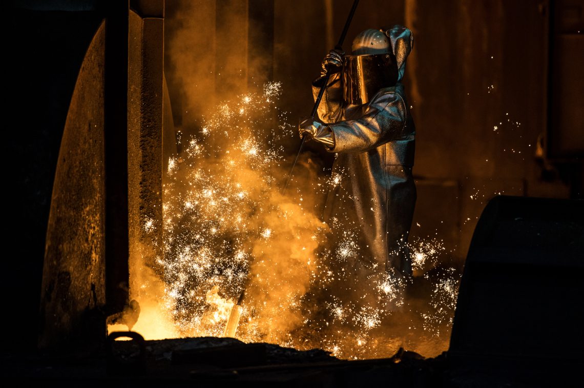 Duisburg, 2019: Ein Mitarbeiter des ThyssenKrupp-Stahlwerks bei der Arbeit am Hochofen.