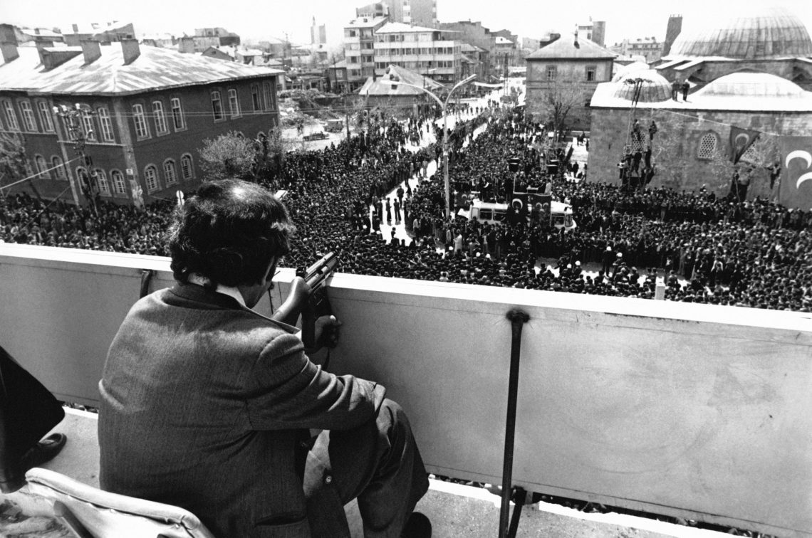 Mai 1977: Bewaffneter Wachposten auf einem Dach während einer Wahlveranstaltung von Alparslan Türkeş, dem Führer der neofaschistischen Rechten.