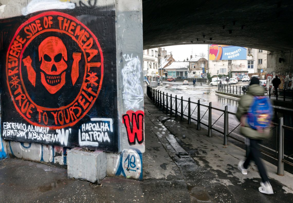 Belgrad, 2023: Auf dem Wandgemälde sind das Logo der Söldnergruppe Wagner und der Slogan der prorussischen Organisation „Narodna patrola“ abgebildet