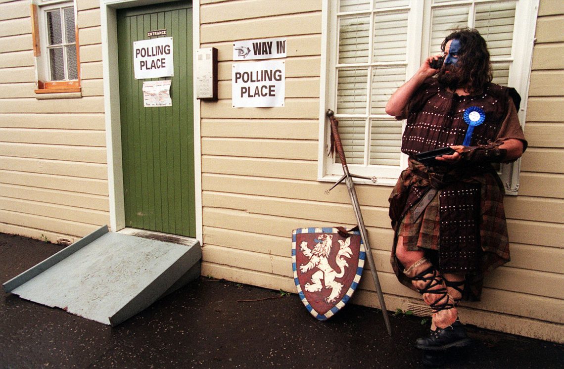 Schottland, 1999: Der Schotte William Wallace nutzte die populäre Darstellung seines historischen Vorgängers gleichen Namens bei den Wahlen zum schottischen Parlament undkandidierte als unabhängiger Braveheart-Kandidat für den Wahlkreis Edinburgh Central. 