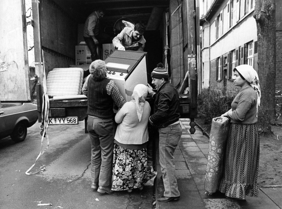 Türkische Gastarbeiter in Deutschland bealden einen Lkw für die Heimkehr 1984