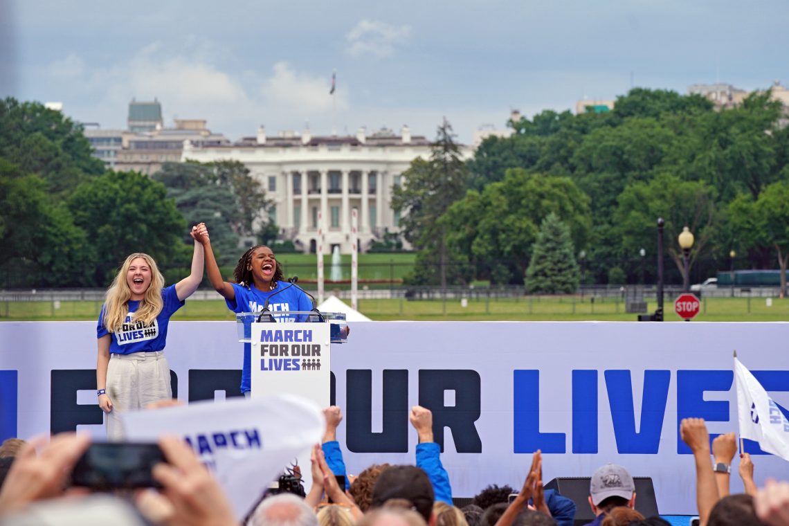 Washington DC, 2022: Yolanda King, die Enkelin von Martin Luther King Jr., und Jaclyn Corin, die den Amoklauf an der Stoneman Douglas High School im Jahr 2018 überlebt hat, halten beim March for Our Lives 2022 eine Rede gegen Waffengewalt.