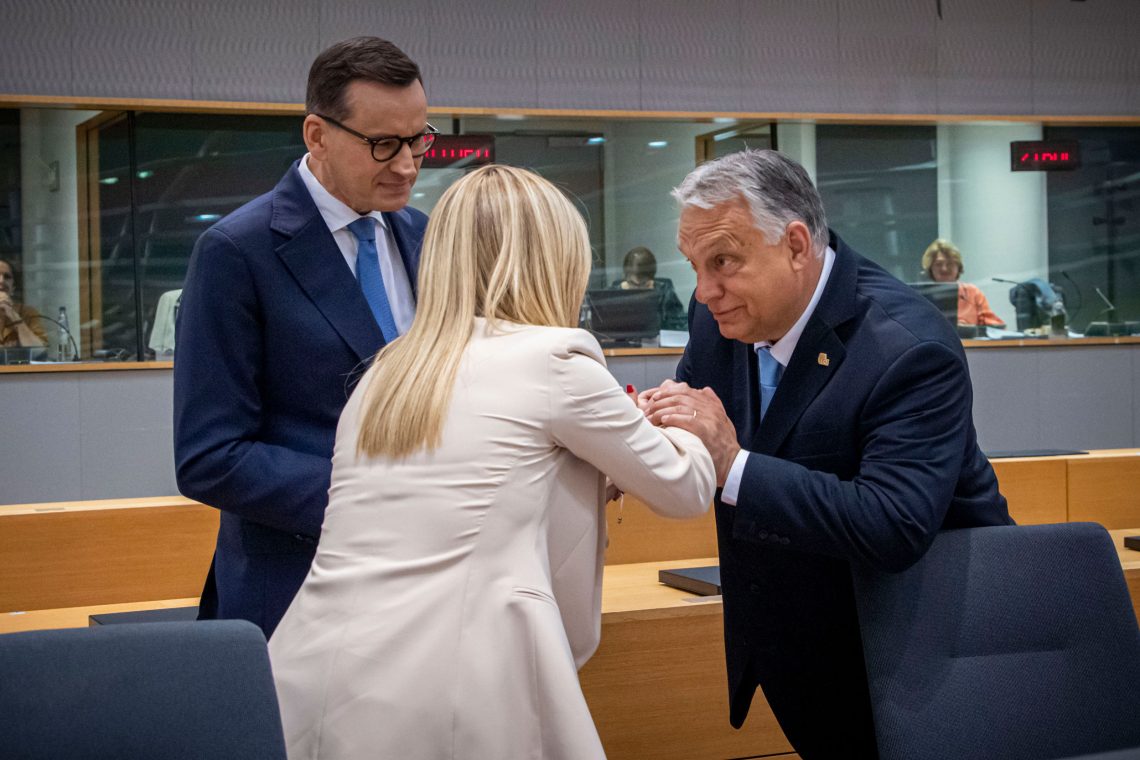 Viktor Orban hält die Hand von Georgia Meloni. Im Hintergrund steht Mateusz Morawiecki. Das Bild ist Teil eines Beitrags über die Asylpolitik der EU und das neue Asylrecht.