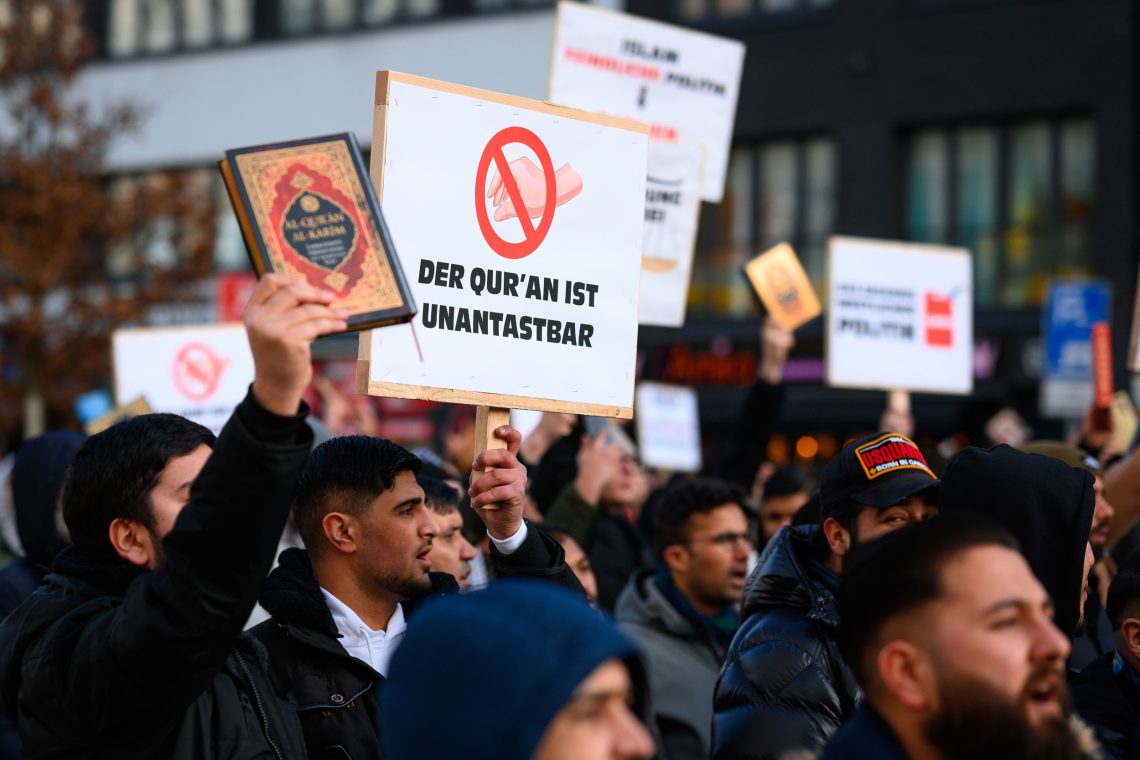 Hamburg, 2023: „Der Koran ist unantastbar“ steht auf einem Plakat bei einer Kundgebung gegen eine Koranverbrennung in Schweden