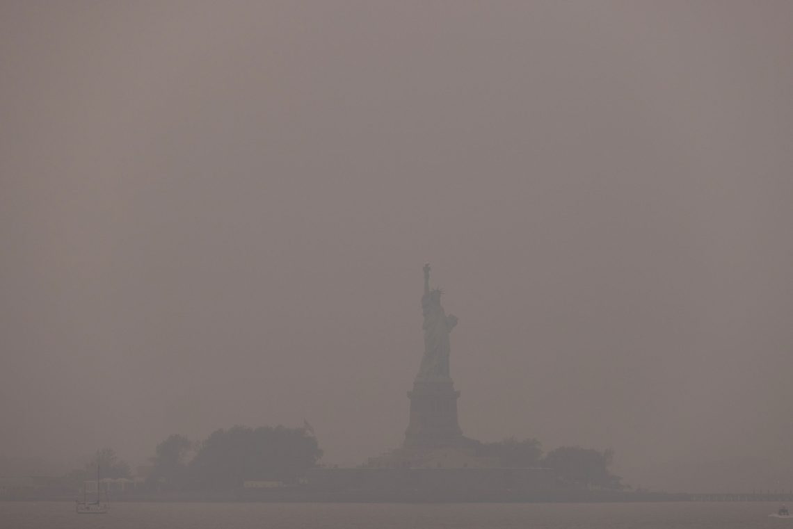 Die Freiheitsstatue in New York ist nur schwer durch den Smog zu erkennen.