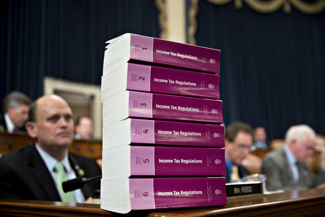 November 2017: sechs dicke Bände mit allen Regeln zur Einkommensbesteuerung in den USA stapeln sich auf einem Tisch der zuständigen Arbeitsgruppe im Senat.