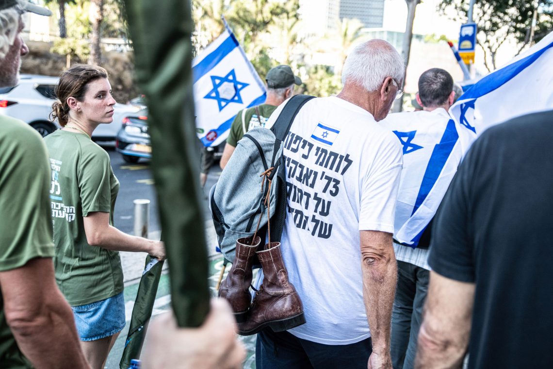 Foto von Menschen mit israelischen Flaggen, die protestieren. 