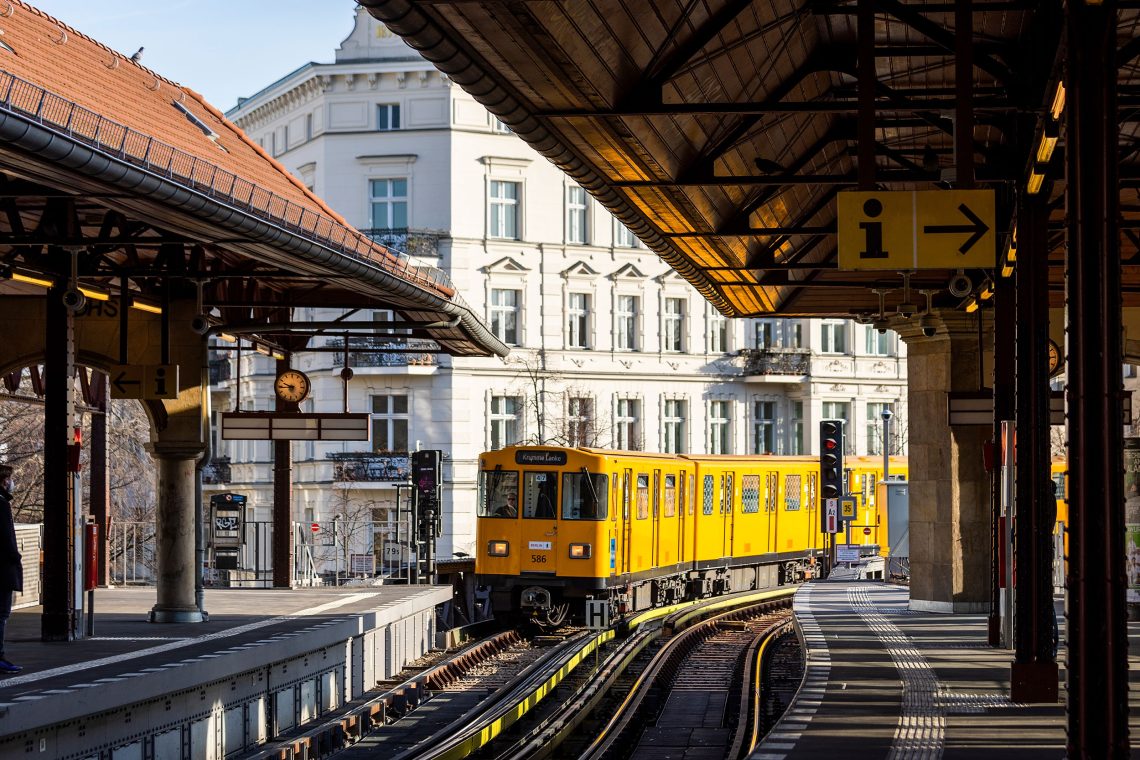 Foto der U-Bahn in Berlin, die an der Stelle oberirdisch geführt wird. Das Bild ist Teil eies Beitrag über den Ausweg Landleben.